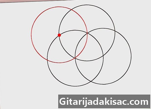 Из 3 кругов сделать 2. Рисунок циркулем животных. Три круга. Пересечение 4 кругов. Как нарисовать 3 круга пересекающихся.