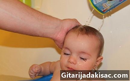 Cómo bañar a un bebé