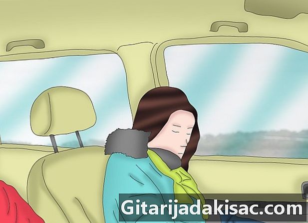 Cum să dormi în mașină în timpul unei călătorii rutiere
