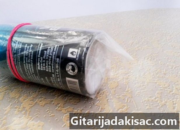 Hoe iets in plastic folie te verpakken