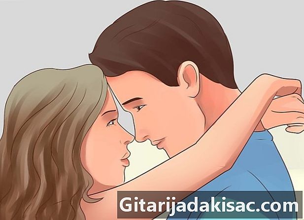 Wie man ihren Freund mit Zärtlichkeit küsst
