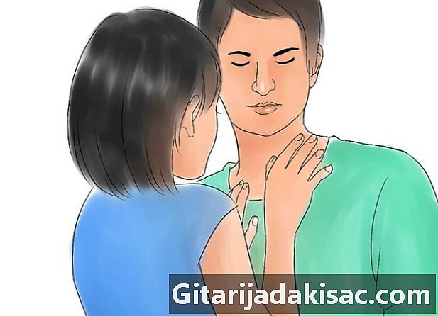 Bagaimana mencium pacar Anda sehingga ia menyukainya