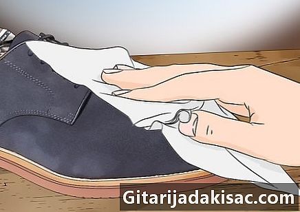 Cách tẩy vết nhuộm khỏi giày da lộn