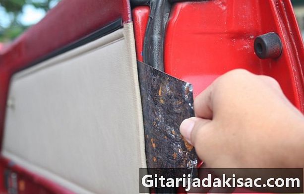 Come rimuovere il pannello interno della portiera di un'auto