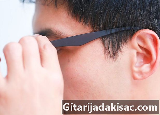 Как да премахнете драскотини от пластмасови очила