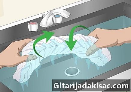 Kako ukloniti mrlje od znoja s plahte