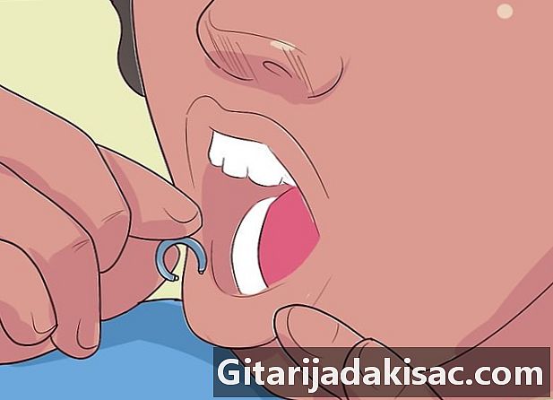 Bir dudak halkası piercing nasıl çıkarılır