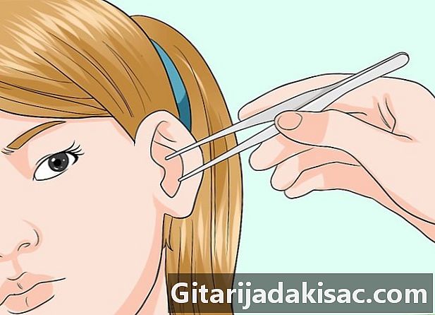 Kaip ištraukti ką nors iš jo ausies
