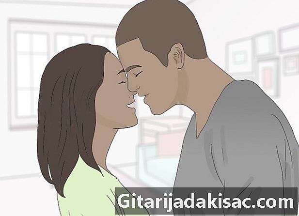 Cara memahami bahwa kami menginginkan ciuman (untuk pria)