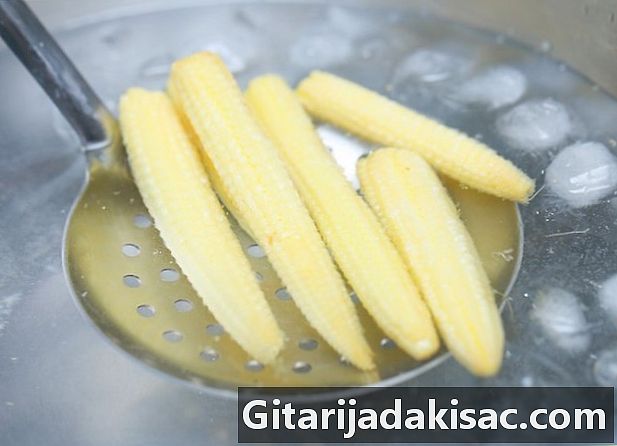Cómo cocinar mini mazorcas de maíz