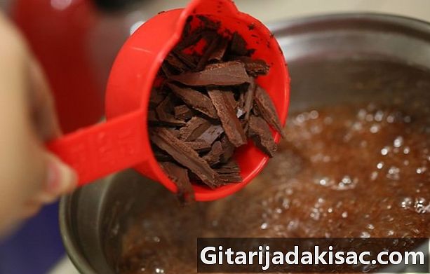 كيفية جعل صلصة الشوكولاته الساخنة ("الهراء الساخن")