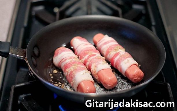 Como fazer salsichas de cachorro-quente embaladas em bacon