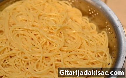 Hvordan man fremstiller carbonara-spaghetti med røget bryst