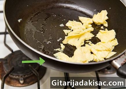 كيفية صنع البيض المخفوق بالجبن