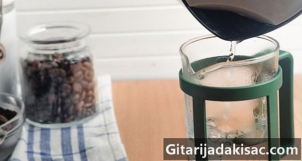 Wie man Kaffee in einer Kaffeemaschine macht