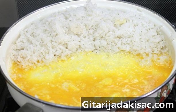 Ako vyrobiť ľahko vyprážanú ryžu so zvyškom