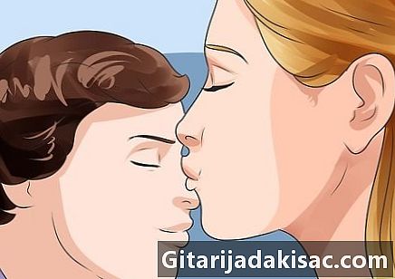 Как сделать эскимосский поцелуй