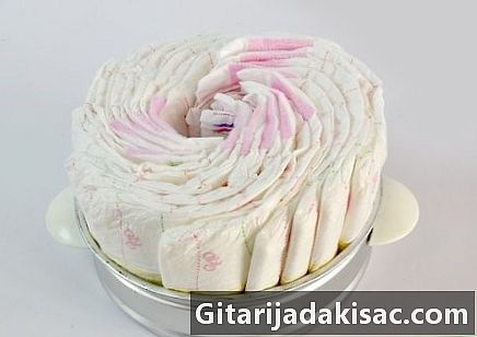 Paano gumawa ng isang diaper cake sa hugis ng isang motorsiklo