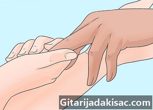 Wie man eine Massage von Hand macht