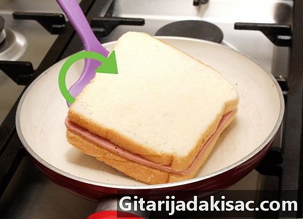 Cum se face un sandviș cu brânză