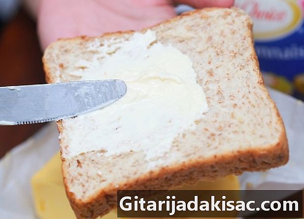 Hoe maak je een broodje gegrilde kaas in een magnetron