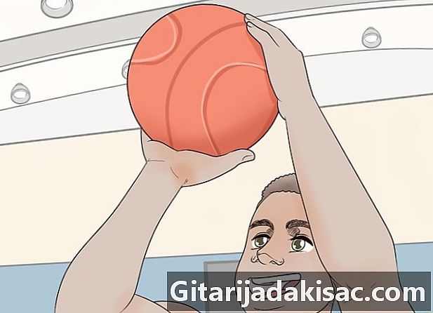 كيفية جعل طلقة تعليق في كرة السلة