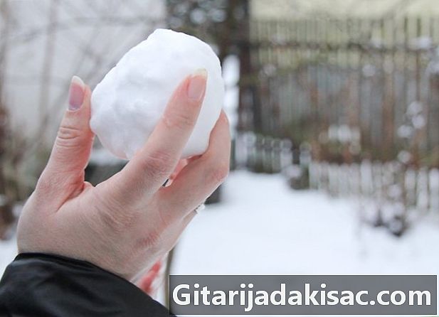 Cara membuat bola salju