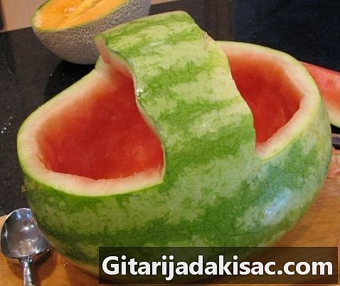 Como fazer uma salada de frutas em uma cesta de melancia
