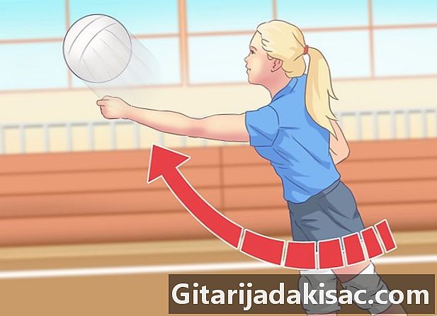 Wie man den Ball im Volleyball schlägt