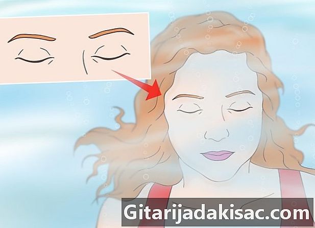 כיצד להשאיר את העיניים פקוחות מתחת למים ללא משקפיים