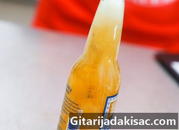 Paano mag-freeze ng isang beer o iba pang mga de-boteng inumin sa ilang segundo
