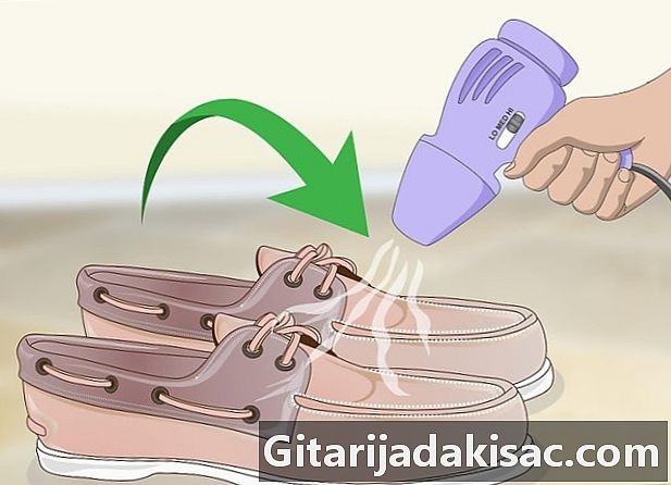 Cách chống thấm giày