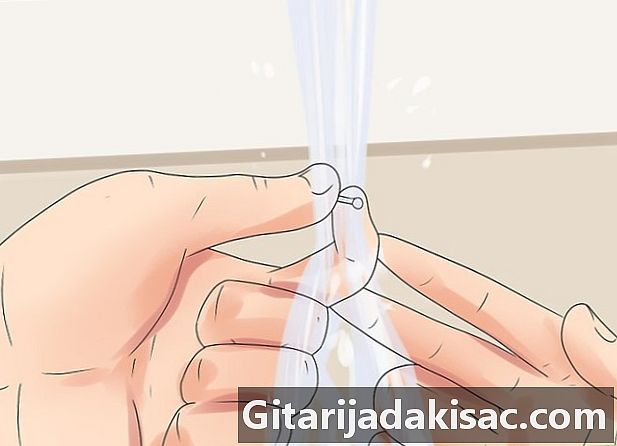 Hvordan sette inn og fjerne juvelen i nese piercing