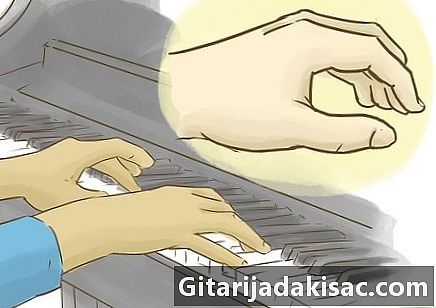 איך לנגן אקורדים מרכזיים בפסנתר