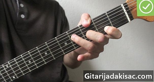 如何在吉他上弹奏交叉的和弦