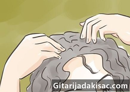 Kuinka pestä kihara tukka