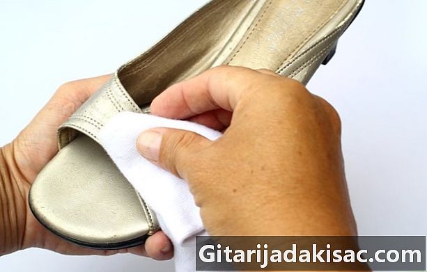 Cara membersihkan sepatu satin