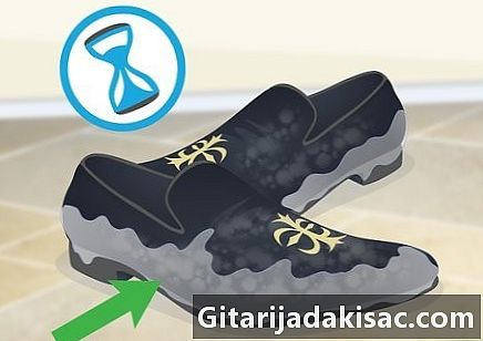 Як чистити оксамитове взуття