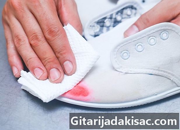 如何清洁帆布鞋上的油漆污渍