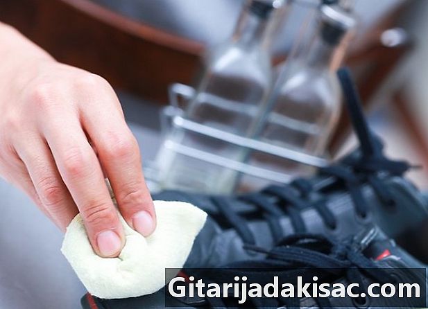 Cách làm sạch vết muối từ tuyết trên giày da