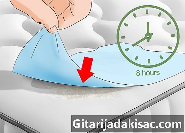 Cum să curățați vărsăturile de la o saltea