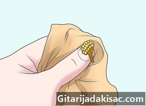 Como limpar jóias de latão