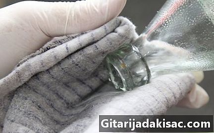 Cum curățați urina pisicii pe un parchet